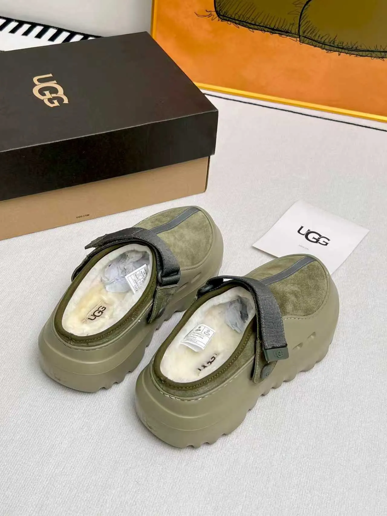 p500🐮🐮 (same style for men and women) UGG 2025 new small potato, half drag and one kick to unlock the relaxed feeling, lightweight and thin sole, always light and fashionable, casually stepping out of the new style, it feels very UGG, classic suede with soft wool lining insole, rubber foam outsole, hot stamped logo ✅Color: bright green, bright yellow, maroon, black ✅Number of codes: 35 to 45 (synchronized with the official website)
